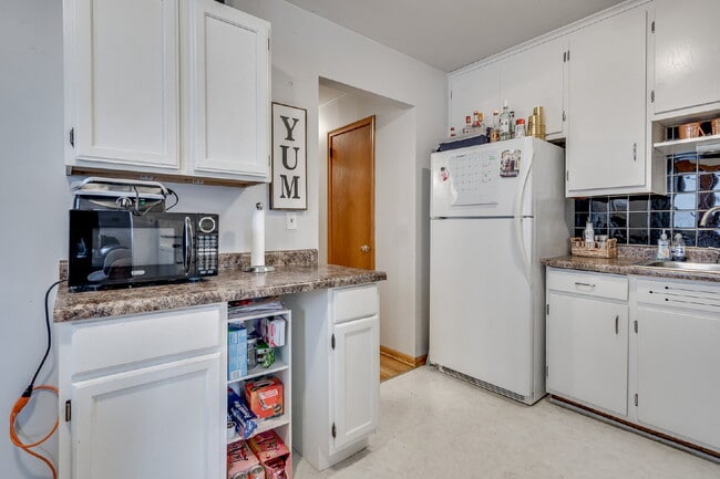 Building Photo - HUGE home with unique layout near U of MN - 5 bed 2 bath