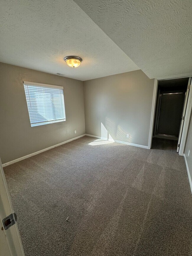 Building Photo - 1059 N 170th Ave