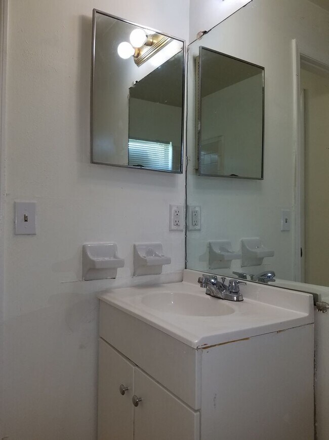 Building Photo - Cedar Ave - A