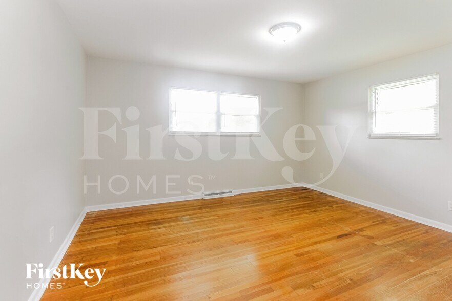 Building Photo - 5750 Wallingwood Dr