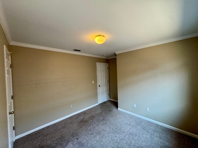 Building Photo - Beautiful 3 Bed / 2 Bath Home with 2-Car Garage in Roseville