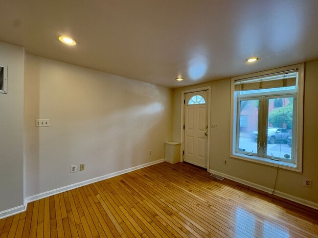 Building Photo - 2410 Foster Ave
