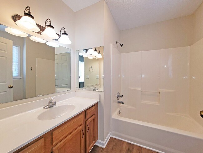 Building Photo - 807B Edgemont Terrace SW