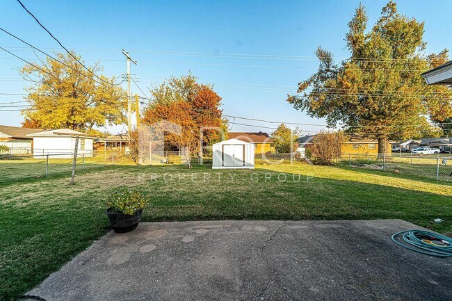 Building Photo - 3 Bedroom Home with 2-Car Garage and Covered Parking