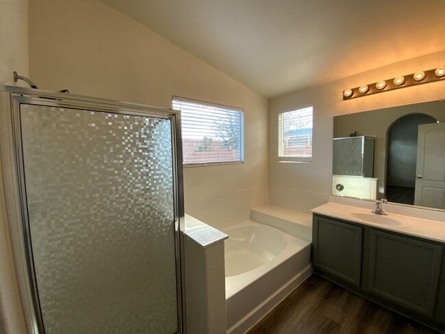 Building Photo - 4 Bedroom Single Story Home Available Near Unser Blvd NE & King Blvd NE in Rio Rancho!