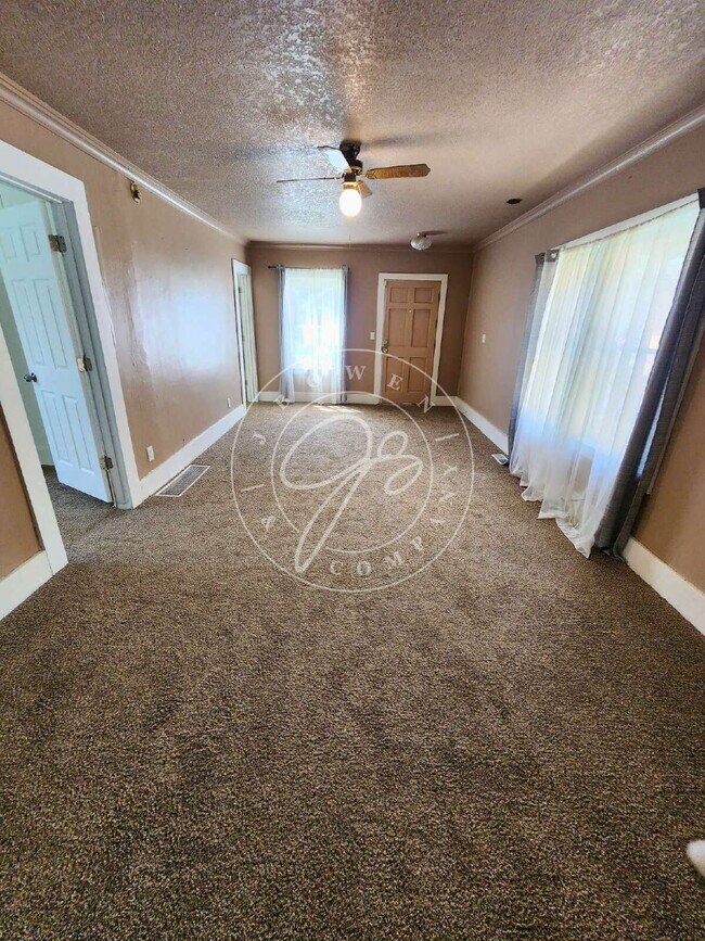 Building Photo - 2 Bedroom | 1 Bathroom | Fenced Yard | Detached Garage