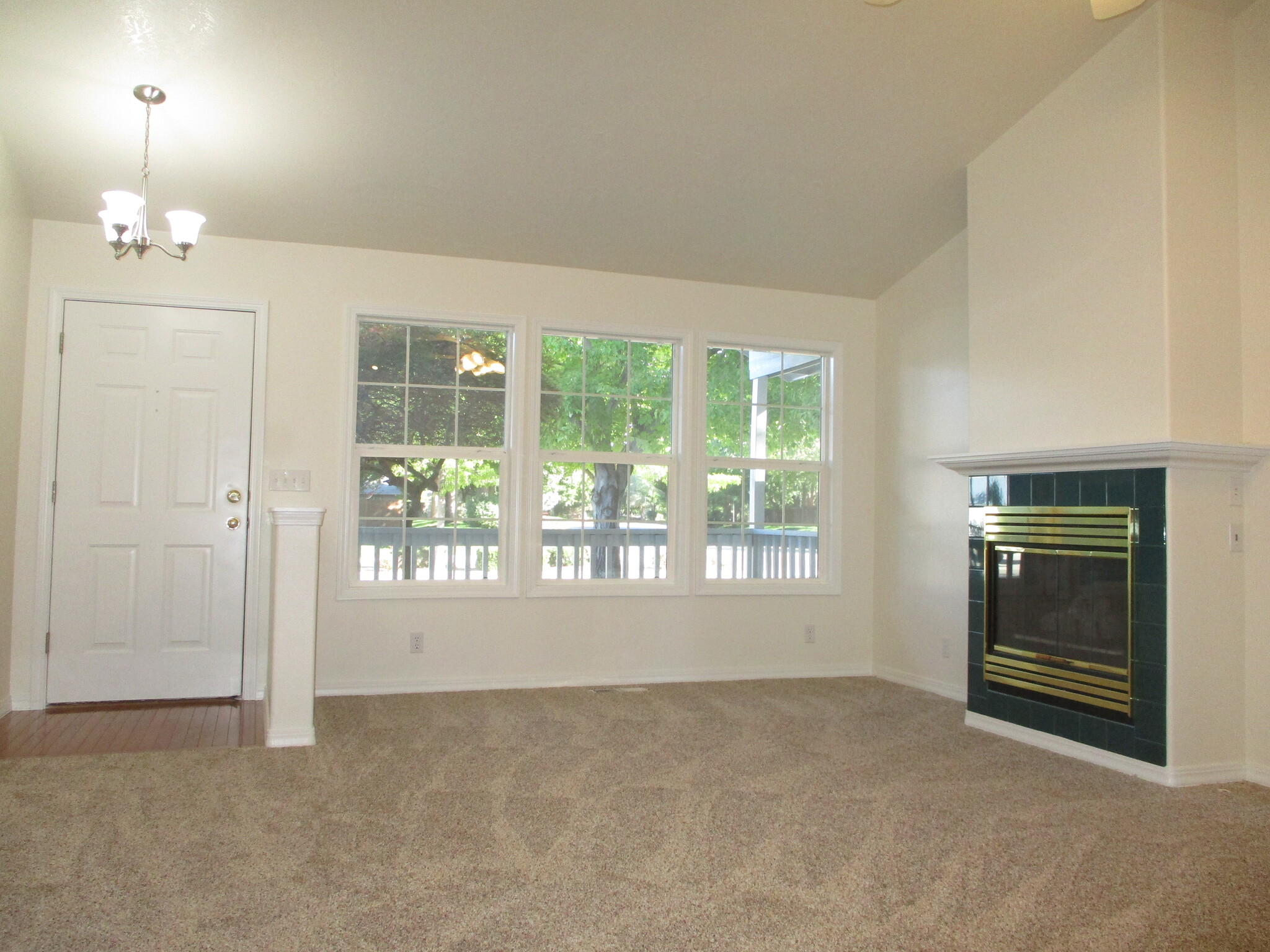 Great room w/ fireplace - 2521 E Apricot Dr