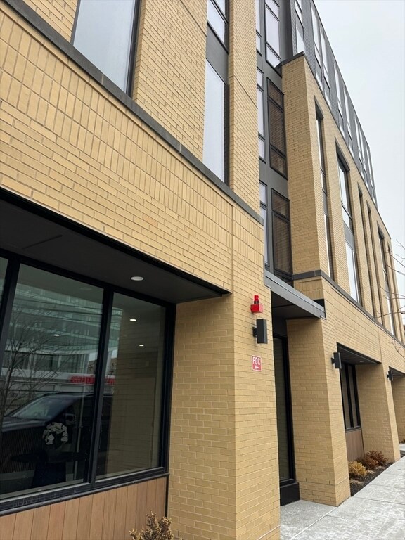 Building Photo - 100 Lincoln St