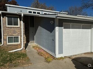 Building Photo - Beautiful 3 Bedroom Townhome