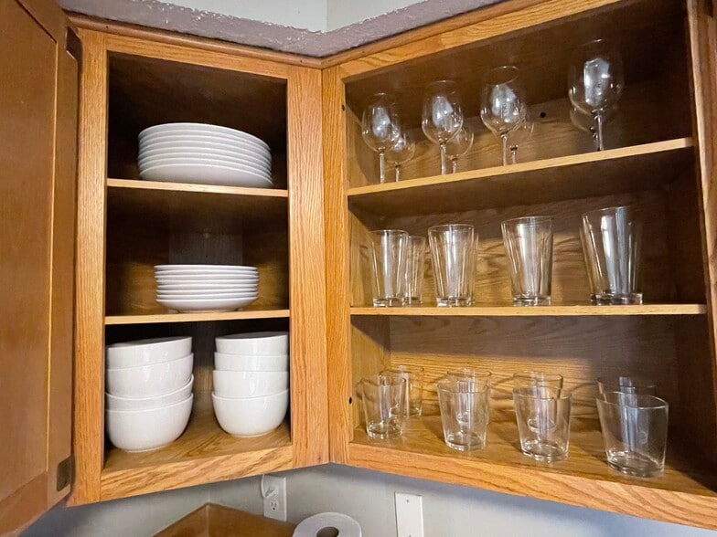 Fully equipped with dinner and glassware - 68 Stanford Rd W