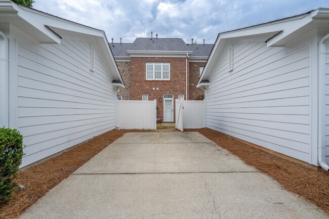 Building Photo - 15449 Goodwood St