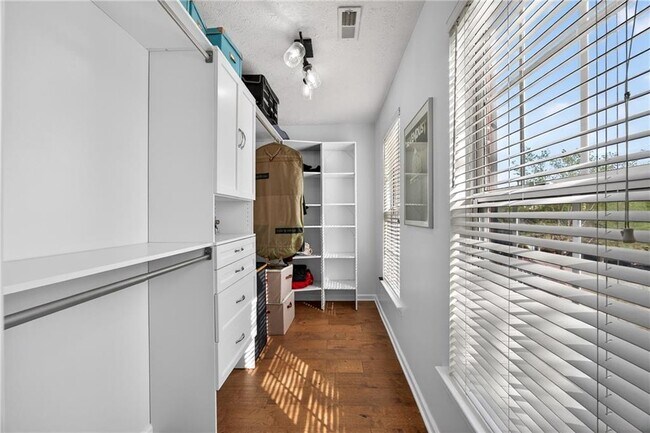 Building Photo - 9899 Vista Cir