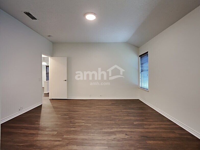 Building Photo - 933 Paddington Dr E