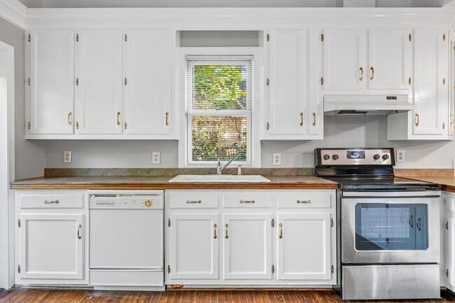 Building Photo - Large Brick Two Story Home, Hardwoods, Sep...