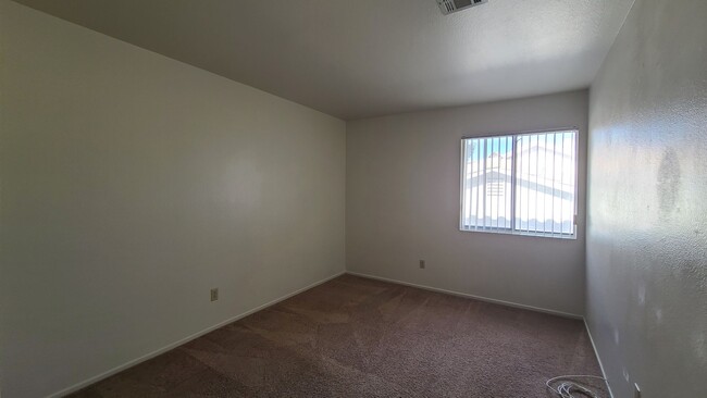 Building Photo - 2 Story home with 4 Bedrooms