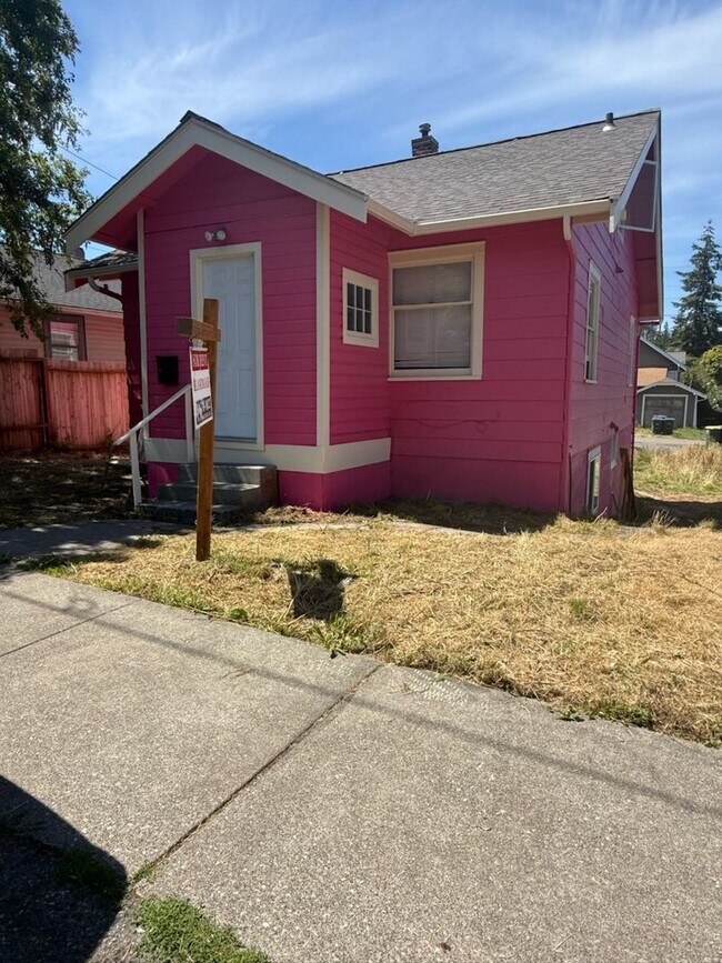 Building Photo - Spacious 6 Bedroom, 2 Bathroom Home!!!!
