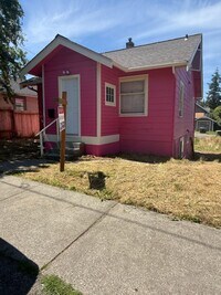 Building Photo - Spacious 6 Bedroom, 2 Bathroom Home!!!!