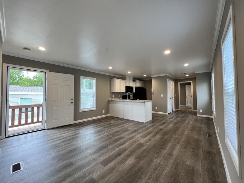Building Photo - 192 Silver Birch Cir