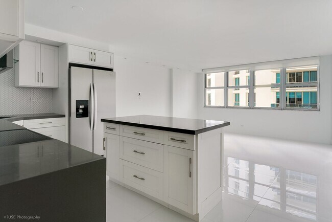 Building Photo - 6039 Collins Ave