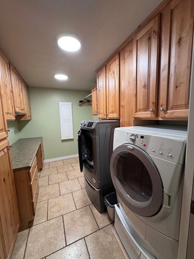 Building Photo - Beautiful Draper Home for Rent!