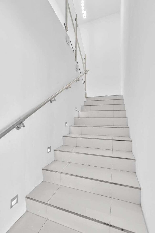 Building Photo - 17121 Collins Ave