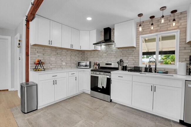 Building Photo - Modern and cozy 3 bedroom, 2 bath home