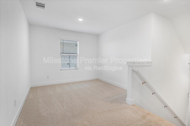 Building Photo - 820 Sunflower Trl