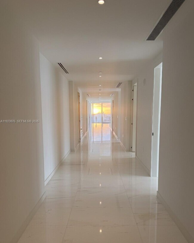 Building Photo - 300 Biscayne Blvd Way