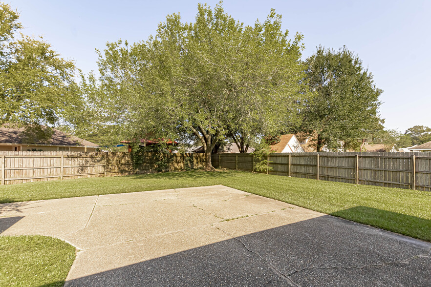 Building Photo - 13333 Parwood Ave