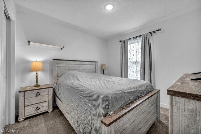 Building Photo - 704 Maple Hollow Ct