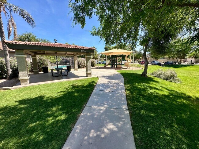 Building Photo - 1912 E Loma Vista St