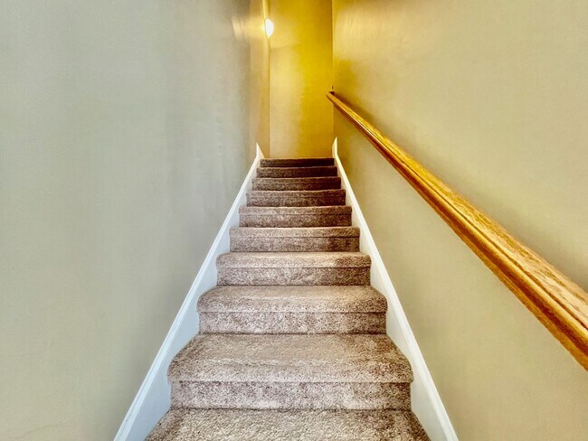 Building Photo - 3 Bedroom 2.5 Bath in the Vista