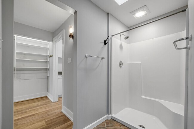 Building Photo - *Beautifully Updated & Spacious 4BD/2.5BA Single Family Home Available in South Side Slopes*
