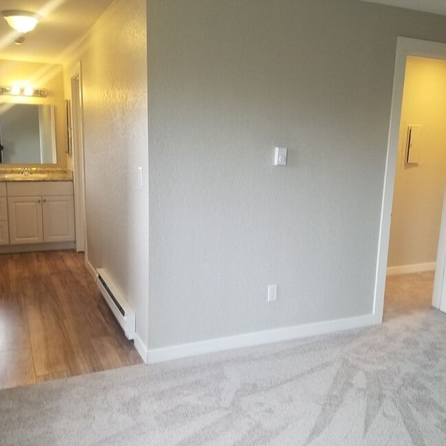 Building Photo - Ready for move in! Top Floor Condo with Fi...