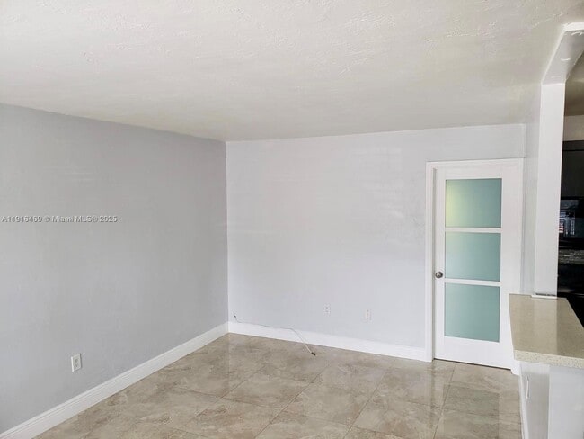 Building Photo - 1860 Venice Park Dr