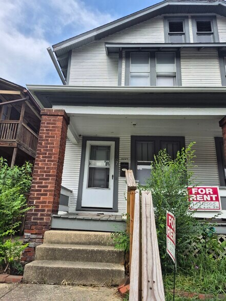 Primary Photo - 2287 Neil Ave