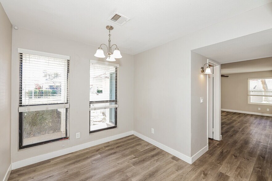 Building Photo - 2010 Waverly Cir