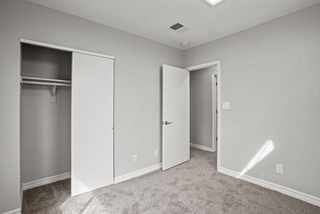 Building Photo - 12115 Royal Woods Dr