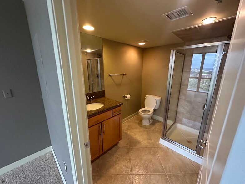 Master Bath - 600 Admiral Blvd