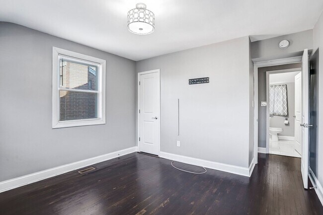 Building Photo - Bright and Beautiful Benning Ridge Abode