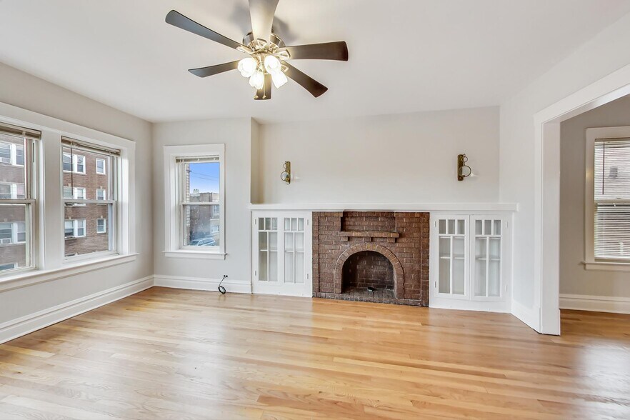 Building Photo - 2436 W Diversey Ave