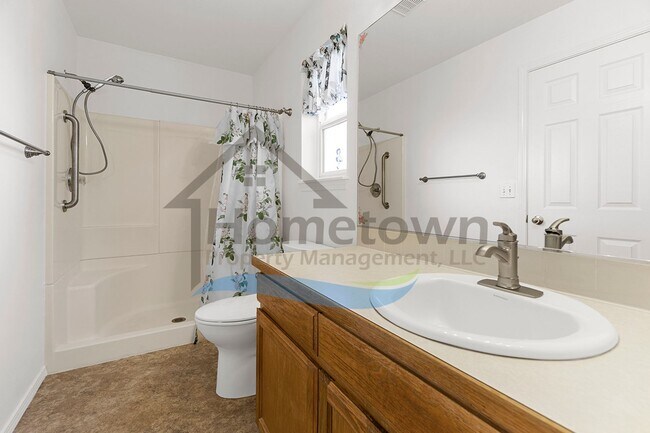 Building Photo - 3 Bedroom 2 Bathroom Home with Attached 2 Car Garage Available in Coeur d'Alene!