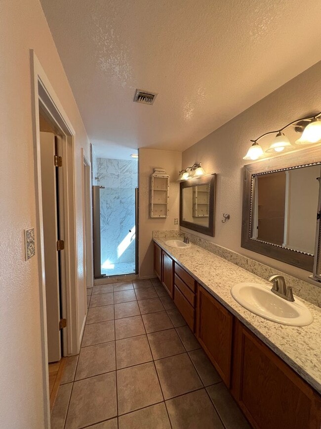 Building Photo - 3 BEDROOM HOME IN THE FOOTHILLS WITH A SPA!