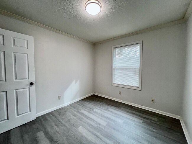 Building Photo - ***MOVE IN SPECIAL - $300 OFF FIRST MONTHS...