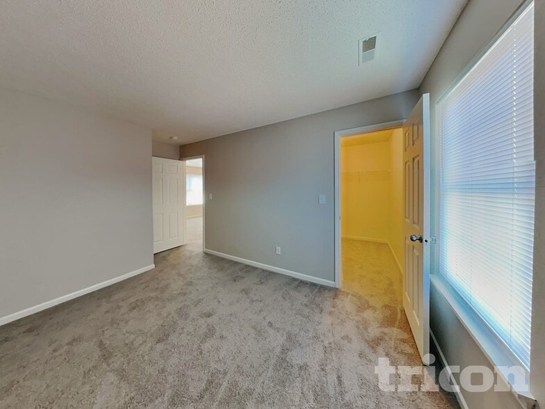 Building Photo - 9825 Rhodes Ln