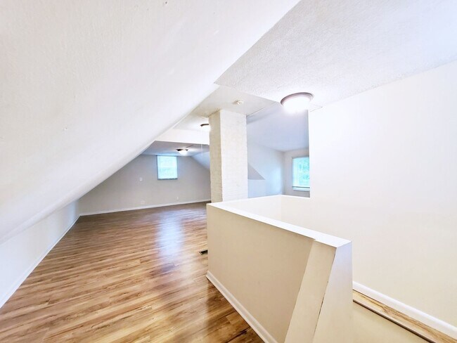 Building Photo - 3 Bed - 1 Bath Colonial for Rent | Complet...
