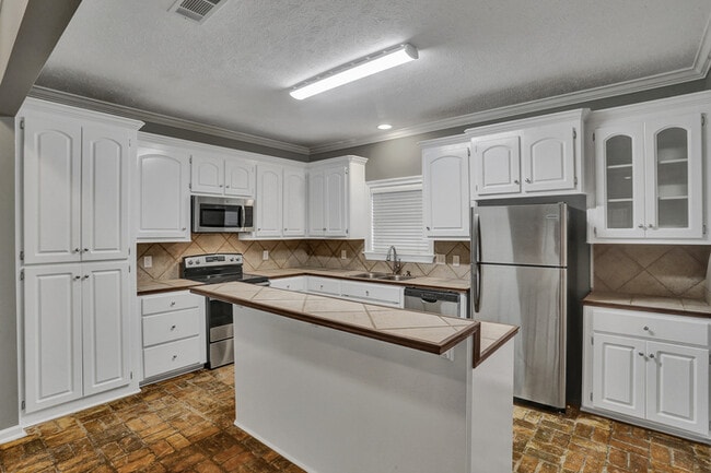 Building Photo - 404 Pine Brake Cir
