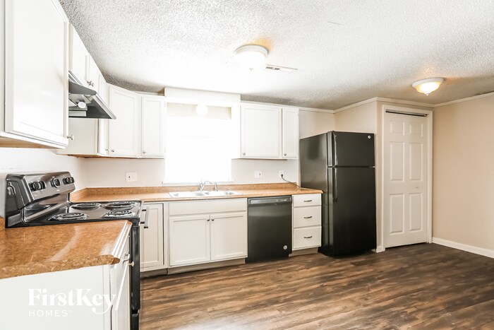 Building Photo - 900 Maple Ln