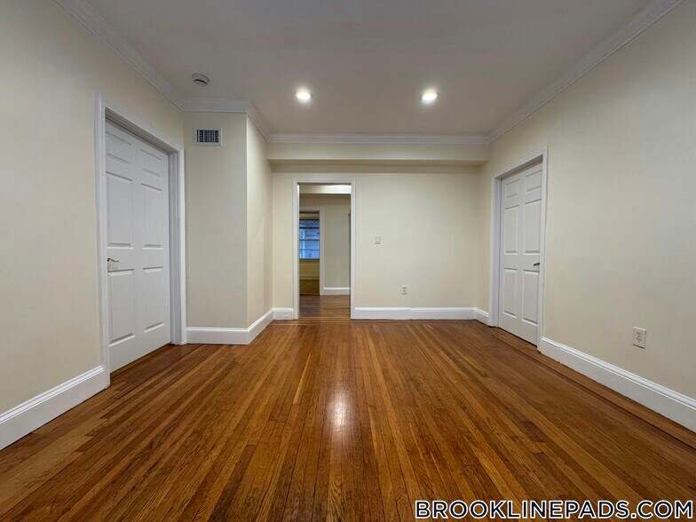 Building Photo - 73 Thatcher St