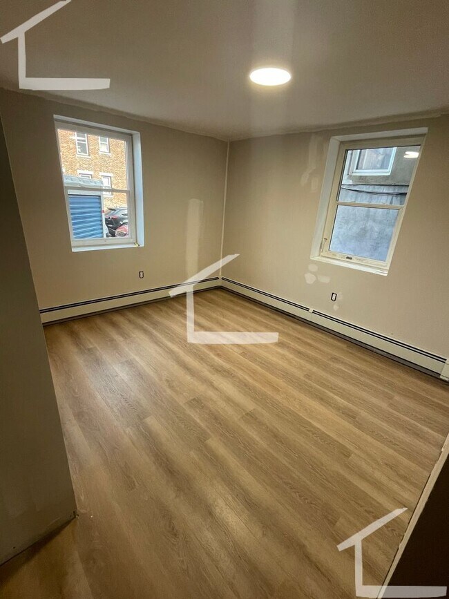 Building Photo - Renovated 4 Bed W/ 2 Full Baths! Heat/hot ...
